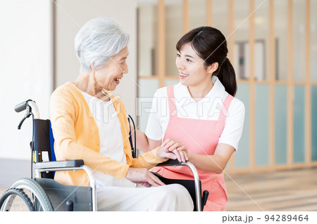 介護　女性　シニア　病院　ヘルパー　介護士 94289464