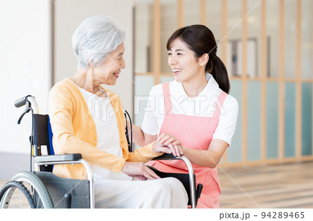 介護　女性　シニア　病院　ヘルパー　介護士 94289465