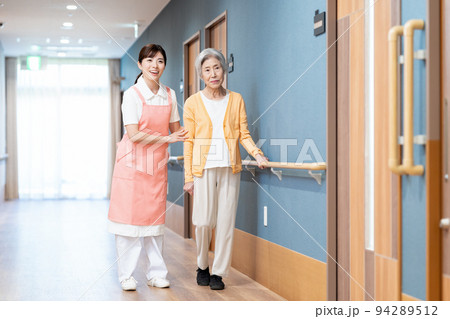 介護　女性　病院　シニア　ヘルパー　介護士 94289512