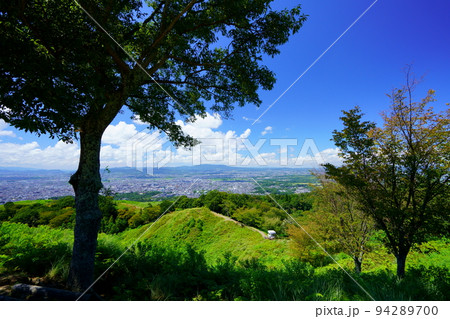 爽快秋晴れの若草山山頂・登山道を見下ろすパノラマ 94289700
