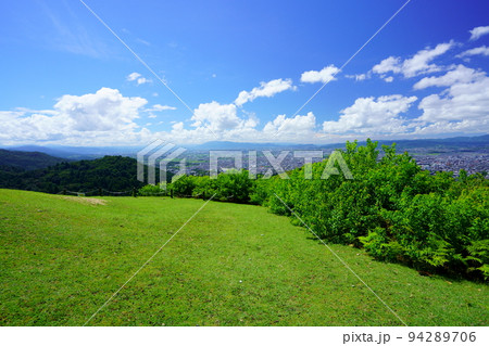 秋の若草山・見晴らし台と南方面を広角レンズで望む 秋の若草山・見晴らし台と南方面を広角レンズで望む 94289706