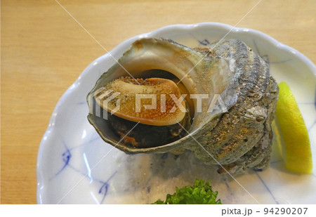 夏といえばサザエ！弾力のある歯ごたえと、磯の香りが豊かなサザエの壺焼き 94290207