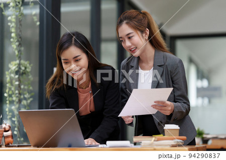 Fund managers team consultation and discuss about analysis Investment stock market by laptop Fund managers team consultation and discuss about analysis Investment stock market by laptop 94290837