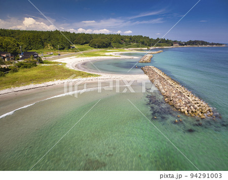 五色ヶ浜海水浴場の美しい海　石川県能登町（ドローンによる空撮） 94291003