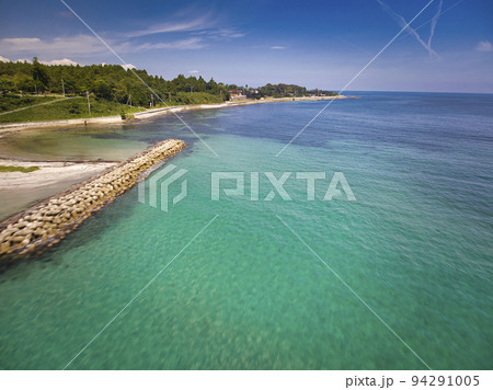 五色ヶ浜海水浴場の美しい海　石川県能登町（ドローンによる空撮） 94291005