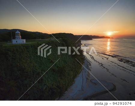 禄剛崎の美しい夕日と禄剛崎灯台(狼煙の灯台)石川県珠洲市(ドローンによる空撮) 禄剛崎の美しい夕日と禄剛崎灯台(狼煙の灯台)石川県珠洲市(ドローンによる空撮) 94291074