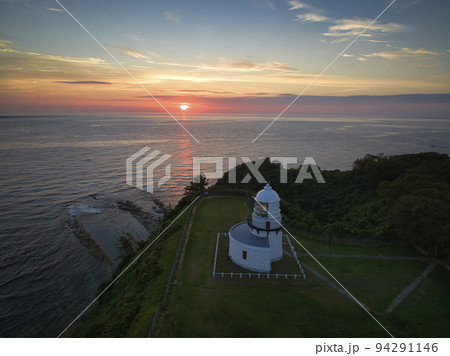 美しい日の出と禄剛崎灯台（狼煙の灯台）石川県珠洲市（ドローンによる空撮） 94291146