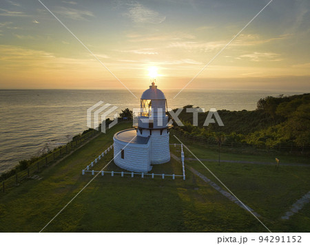 美しい日の出と禄剛崎灯台（狼煙の灯台）石川県珠洲市（ドローンによる空撮） 94291152
