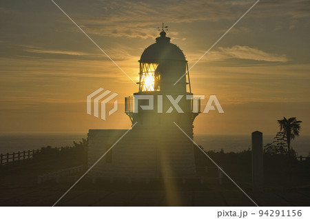 美しい日の出と禄剛崎灯台（狼煙の灯台）石川県珠洲市 94291156