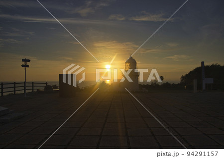 美しい日の出と禄剛崎灯台(狼煙の灯台)石川県珠洲市 美しい日の出と禄剛崎灯台(狼煙の灯台)石川県珠洲市 94291157