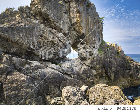 窓岩と美しい海　石川県輪島市（ドローンによる空撮） 94291179