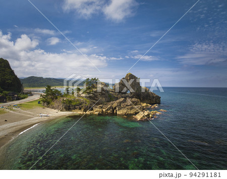 窓岩と美しい海　石川県輪島市（ドローンによる空撮） 94291181