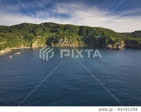 美しい海とヤセの断崖　石川県志賀町（ドローンによる空撮） 94291208