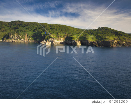 美しい海とヤセの断崖　石川県志賀町（ドローンによる空撮） 94291209