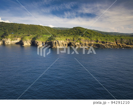 美しい海とヤセの断崖　石川県志賀町（ドローンによる空撮） 94291210