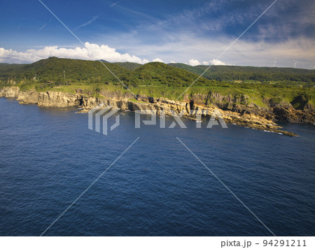 美しい海とヤセの断崖　石川県志賀町（ドローンによる空撮） 94291211