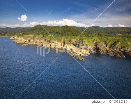 美しい海とヤセの断崖　石川県志賀町（ドローンによる空撮） 94291212