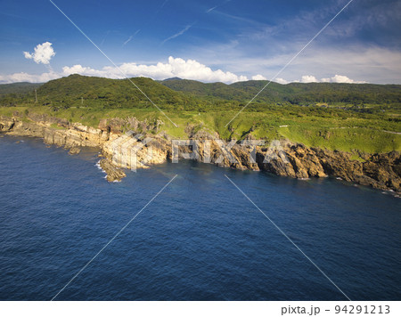 美しい海とヤセの断崖　石川県志賀町（ドローンによる空撮） 94291213