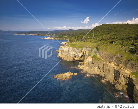 美しい海とヤセの断崖　石川県志賀町（ドローンによる空撮） 94291215