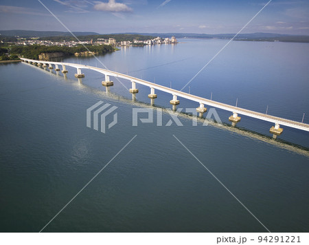 七尾湾に架る雄大な能登大橋と美しい海　石川県七尾市（ドローンによる空撮） 94291221