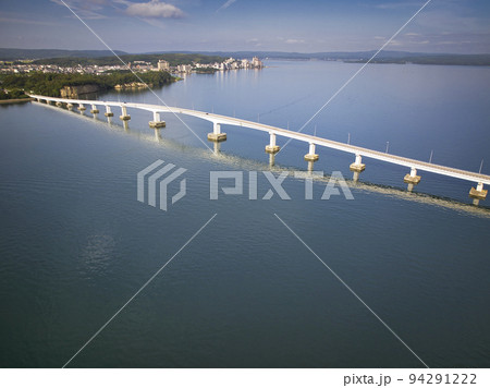 七尾湾に架る雄大な能登大橋と美しい海　石川県七尾市（ドローンによる空撮） 94291222