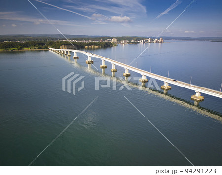 七尾湾に架る雄大な能登大橋と美しい海　石川県七尾市（ドローンによる空撮） 94291223