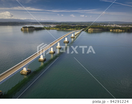 七尾湾に架る雄大な能登大橋と美しい海 石川県七尾市(ドローンによる空撮) 七尾湾に架る雄大な能登大橋と美しい海 石川県七尾市(ドローンによる空撮) 94291224