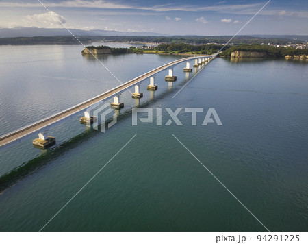 七尾湾に架る雄大な能登大橋と美しい海　石川県七尾市（ドローンによる空撮） 94291225