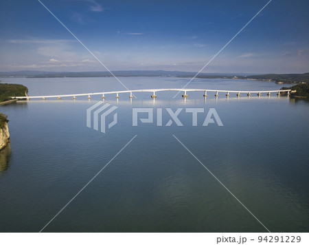 七尾湾に架る雄大な能登大橋と美しい海　石川県七尾市（ドローンによる空撮） 94291229