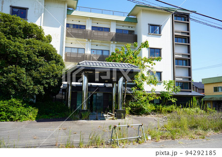 廃業して草木が生い茂り荒廃の進む元温泉旅館 94292185
