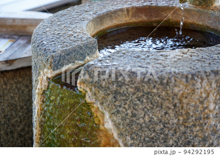 片山津温泉の足湯に注がれる温泉｜石川県加賀市 94292195