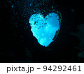 海中から見えるハート 94292461