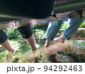 橋から足をのばす人たち 94292463