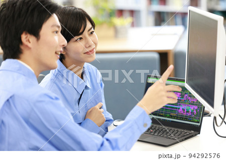 先輩からCAD作業のレクチャーを受ける女性設計者_2 先輩からCAD作業のレクチャーを受ける女性設計者_2 94292576