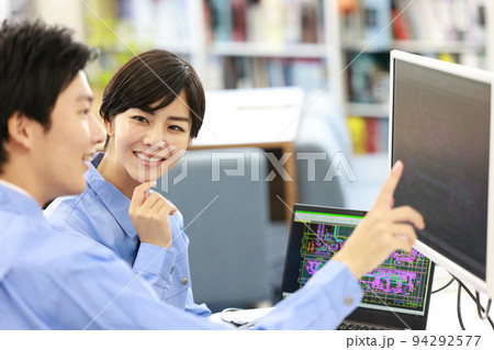 先輩からCAD作業のレクチャーを受ける女性設計者_3 先輩からCAD作業のレクチャーを受ける女性設計者_3 94292577
