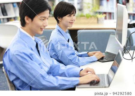 並んでCAD作業する男女の設計者_1 94292580