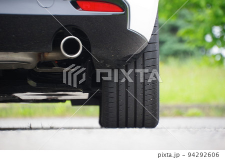 タイヤイメージ　自動車のタイヤのトレッド面　ローアングル 94292606