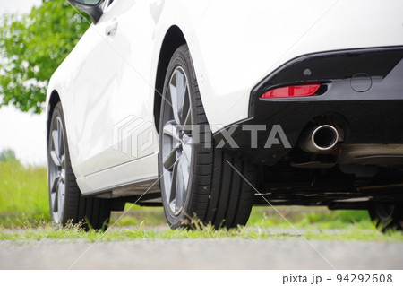 タイヤイメージ　自動車のローアングル 94292608