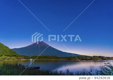 （静岡県）夜明け前の田貫湖と富士山 94292616