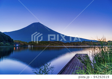 （静岡県）夜明け前の田貫湖と富士山 94292619