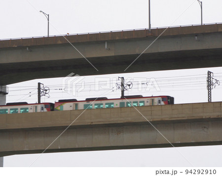 本四備讃線・瀬戸大橋線を走行中の列車 香川県坂出市 本四備讃線・瀬戸大橋線を走行中の列車 香川県坂出市 94292910