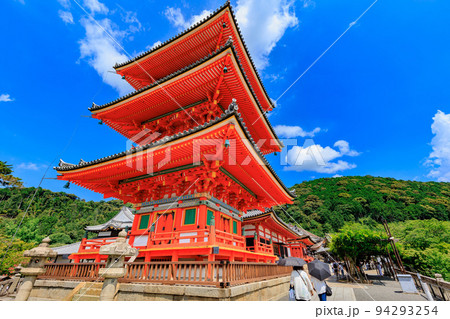 京都　京都市東山区にある 清水寺　三重塔 94293254