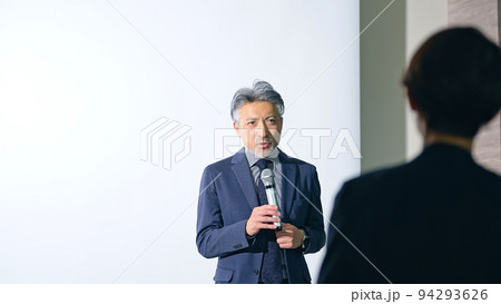 登壇する男性と聴衆 セミナー プレゼンテーション 登壇する男性と聴衆 セミナー プレゼンテーション 94293626