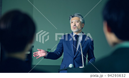 登壇する男性と聴衆　セミナー　プレゼンテーション 94293632