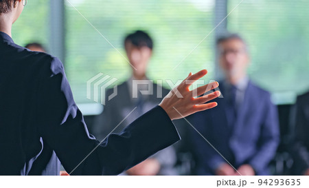 登壇する女性と聴衆　セミナー　プレゼンテーション 94293635