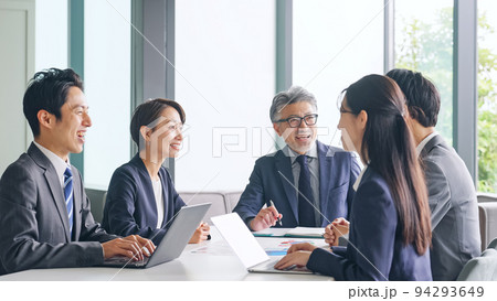 会議するビジネスグループ 94293649