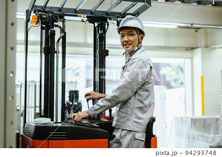 物流倉庫でフォークリフトを運転する有資格の男性社員 94293748