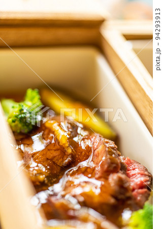 高級な食事　 94293913