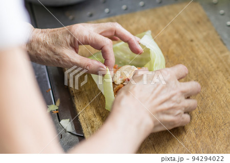 ロールキャベツ を作る シニア女性 ロールキャベツ を作る シニア女性 94294022