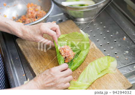 ロールキャベツ を作る シニア女性 ロールキャベツ を作る シニア女性 94294032